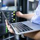 Laptop vor Server symbolisiert Service und Support der MagentaBusiness Cloud