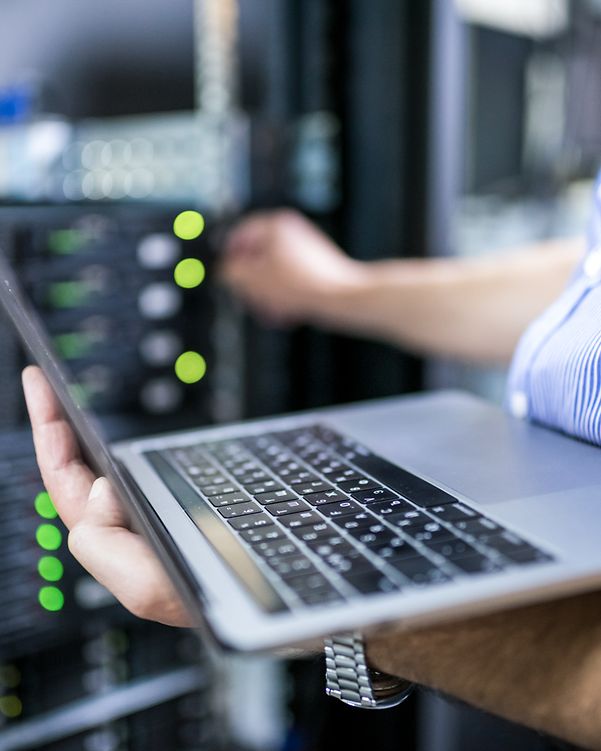 Laptop vor Server symbolisiert Service und Support der MagentaBusiness Cloud
