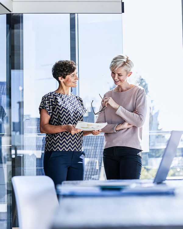 Zwei Frauen vor einem Bürofenster prüfen Cloud-Anbieter auf ihre Nutzerfreundlichkeit