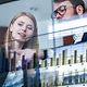 Zwei Geschäftsleute vor futuristischem Display analysieren Daten