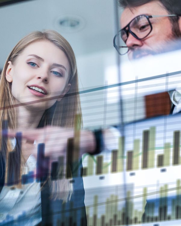 Zwei Geschäftsleute vor futuristischem Display analysieren Daten