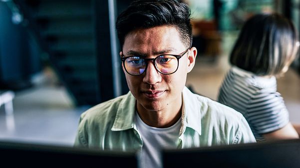IT-Mitarbeiter steuert die Endgeräte mit UEM.