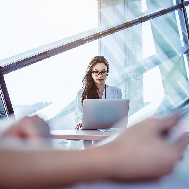 Junge Frau sitzt vor ihrem Laptop und nutzt ConnectWise Cloud Backup für ihre Microsoft 365 Daten.