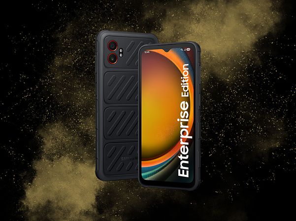 Produktabbildung Samsung Galaxy XCover7-Pro, dahinter Staub auf schwarzem Hintergrund