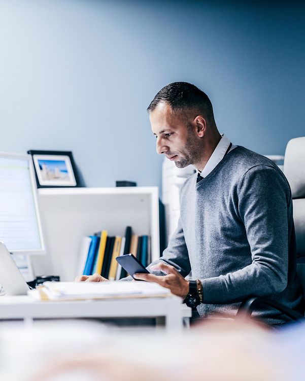 Mann schaut auf sein ConnectWise Dashboard auf dem Laptop