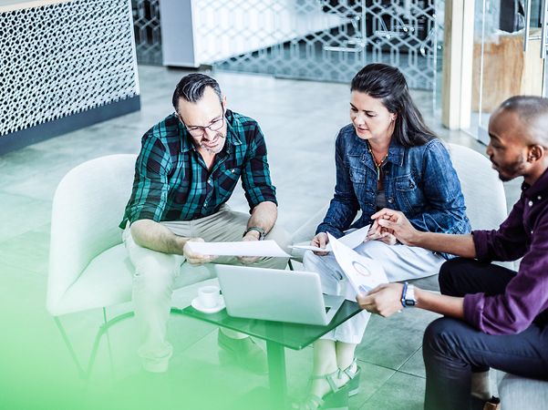 Ein Team informiert sich über Device Lifecycle Management für ihre Endgeräte im Unternehmen.