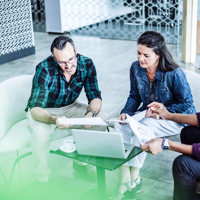 Ein Team informiert sich über Device Lifecycle Management für ihre Endgeräte im Unternehmen.