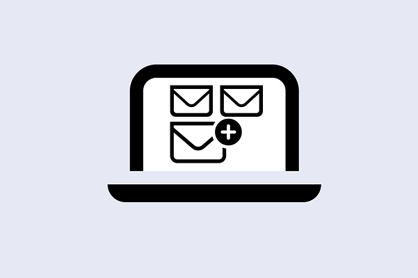 Laptop mit E-Mails und einem Pluszeichen