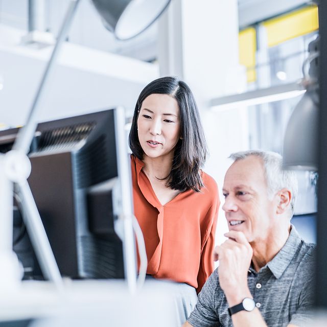 Zwei ITler informieren sich über UEM Managed Service für ihr Unternehmen.