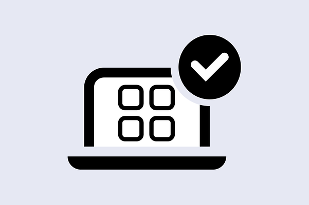 Laptop mit Appübersicht und Bestätigungshäkchen oben rechts