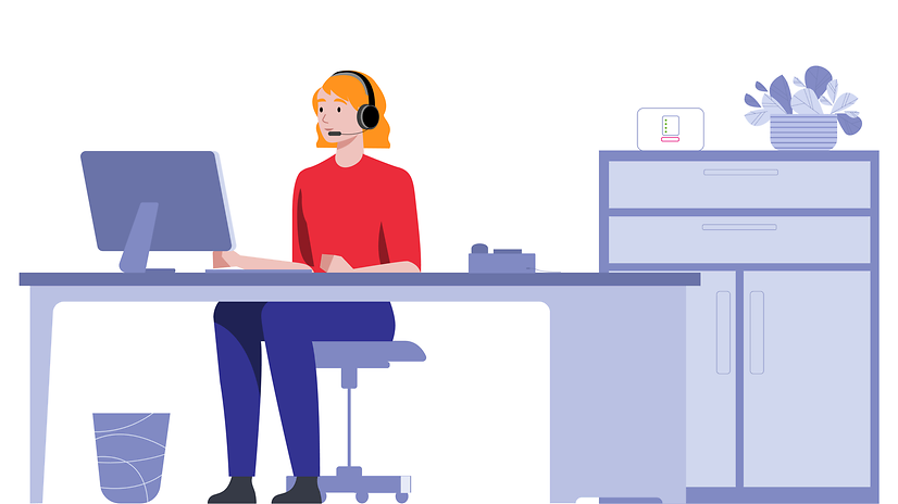 Frau sitzt mit Headset am Bürotisch und ein Router steht auf einer Kommode