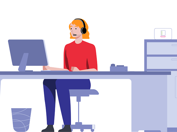 Frau sitzt mit Headset am Bürotisch und ein Router steht auf einer Kommode
