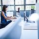 Junge Frau nutzt die intelligente TeamDesk-Funktion von XPhone Connect im Büro.