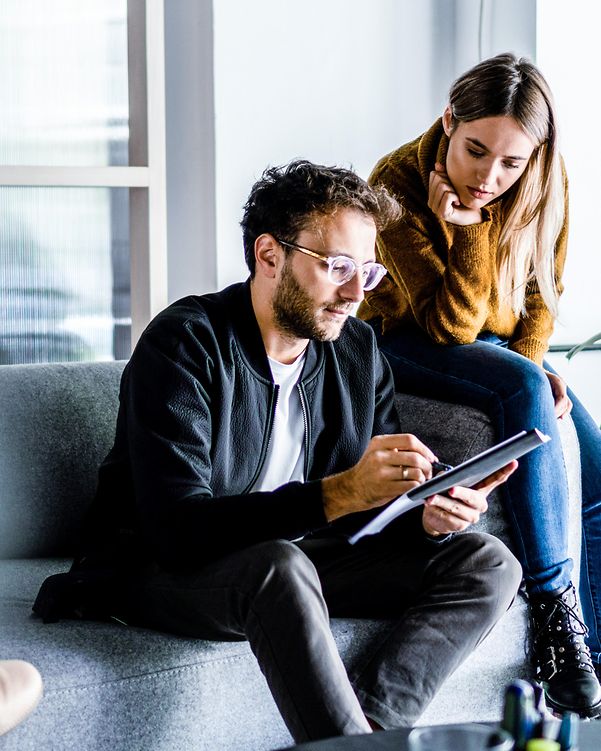 Frau und Mann nutzen das intuitiv bedienbare XPhone Connect.