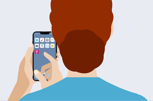 Frau tippt auf ihrem Smartphone auf die MainMagenta App