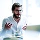 Business Analytics Mann sitzt hinter seinem Laptop in eine digitalen Konferenz
