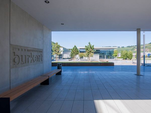 Moderner Firmen-Campus von Buerkert mit großem Logoschriftzug in der Wand