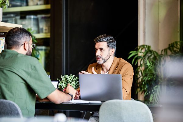 Geschäftsleute diskutieren gemeinsam in einem Meeting