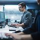 Ein Mitarbeiter betrachtet das Dashboard des Cisco Meraki Managed Service