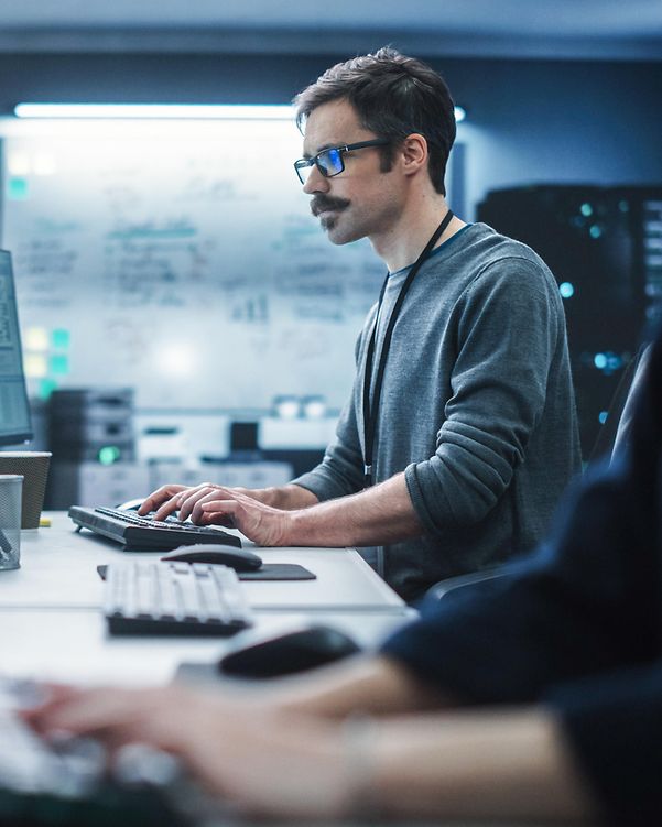 Ein Mitarbeiter betrachtet das Dashboard des Cisco Meraki Managed Service
