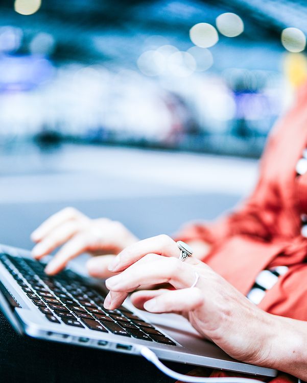 Eine Mitarbeiterin baut über den Cisco Meraki Managed Service einen Tunnel zu einem anderen Standort auf.