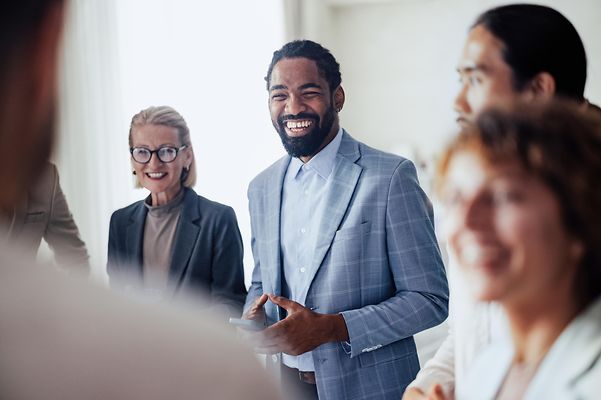 Ein Kunde lächelt, weil er einfach und zeitsparend ein Firmennetz durch Cisco Meraki Managed Service aufgebaut hat.