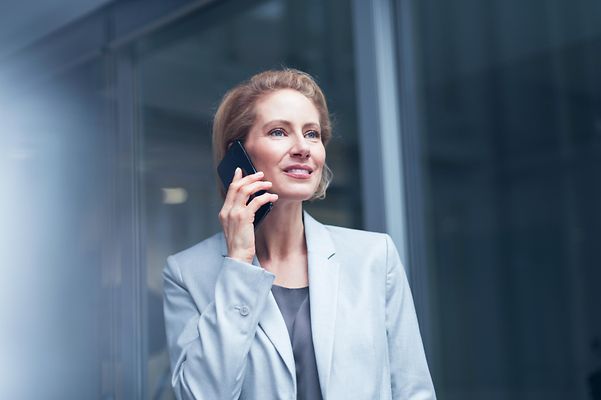Eine junge Frau telefoniert.