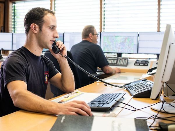 Einsatzpersonal der Feuerwehr Gummersbach telefoniert in Leitstelle