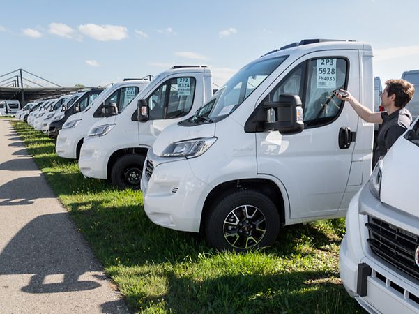 Weisse Fahrzeuge von Dethleffs im Fuhrpark geparkt mit Barcodes