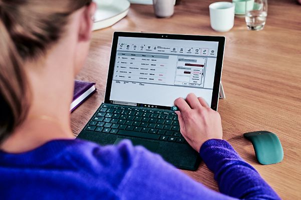 Eine Frau arbeitet an Ihrem Notebook.