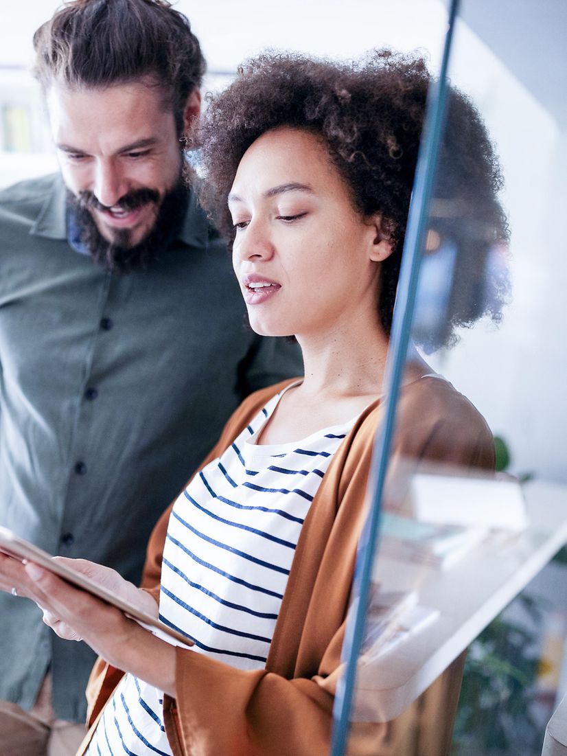 Eine Mitarbeiterin berät einen Kunden zum Thema Microsoft 365