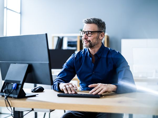 Ein Projektleiter nutzt Microsoft Project Online, um seine Ressourcen zu managen.