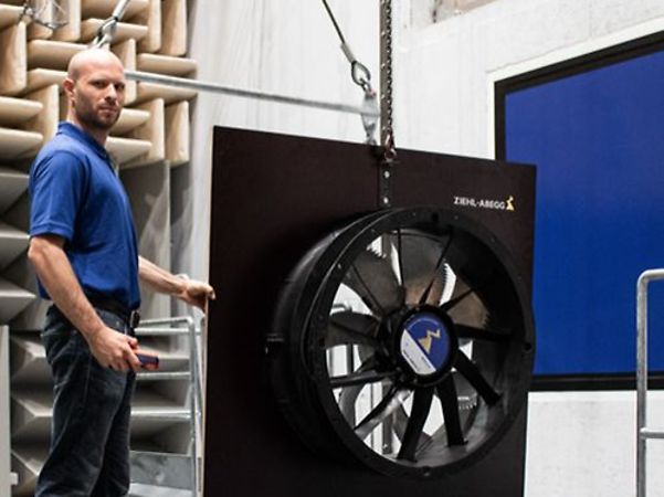 Ziehl Abegg _Mitarbeiter in blauem Shirt mit großem schwarzen Ventilator