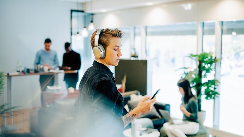 Eine Frau aus einem Team telefoniert im Büro