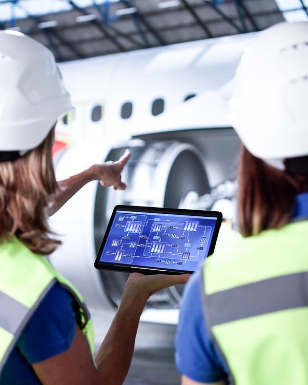 Flughafen-Personal nutzt ein Tablet, was über 5G Campus-Netze vernetzt ist