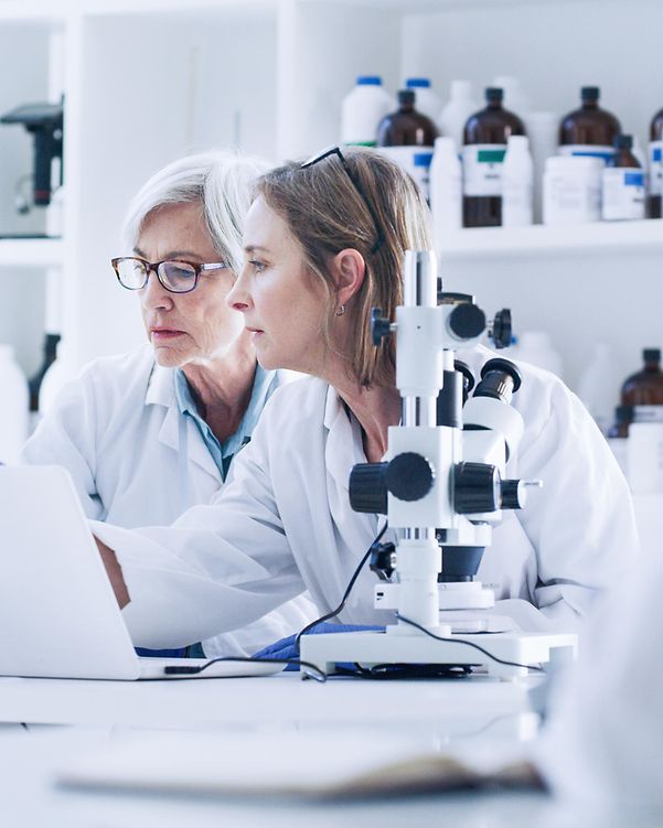 Zwei Frauen arbeiten in einem Labor, in der 5G-Campuns Netze zu Datenübertragungen genutzt werden
