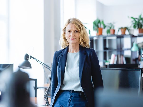 Zufriedene Business Frau nach der Nutzung der Schritt für Schritt Anleitung von Zoom zu Zoom X.