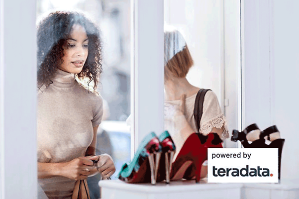 Business Analytics im Retail zeigt zwei Frauen die vor einem Schuhgeschäft durchs Schaufenster schauen