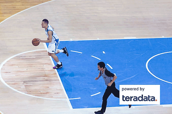Business Analytics im Retail zeigt einen spielenden Basketballer auf einem Basketballfeld 
