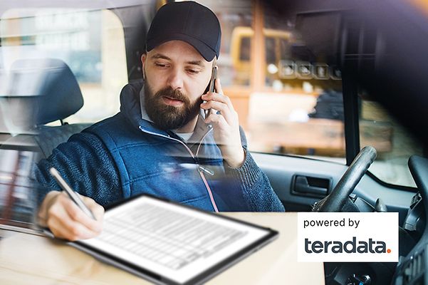 Business Analytics im Retail zeigt einen LKW Fahrer der in seiner Kanzel sitzt und mit einem Pad arbeitet