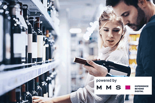 Business Analytics im Retail zeigt ein Paar vor einem Weinregal das gerade auf das Etikett der Weinflasche schaut
