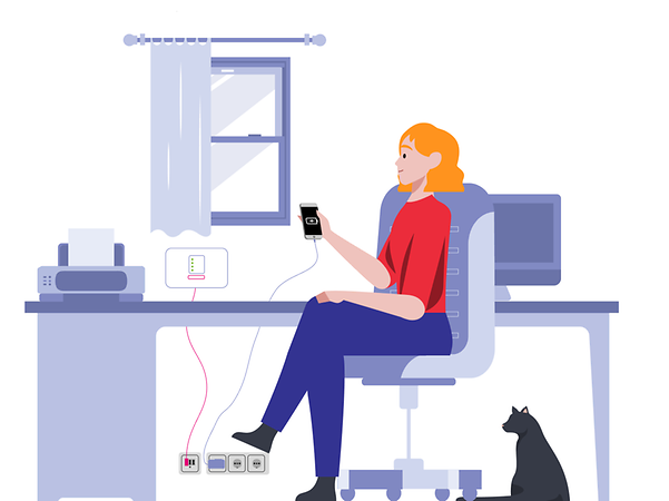 Frau sitzt am Schreibtisch und hat das Handy mit einem Router verbunden.