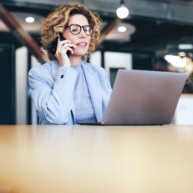 Eine freundliche IT-Spezialistin gibt IT-Support im Rahmen der Telekom Digital Office Services.