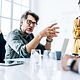 Führungskraft im Business-Meeting bringt ihre T Business Überzeugung zum Ausdruck