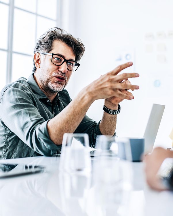 Führungskraft im Business-Meeting bringt ihre T Business Überzeugung zum Ausdruck