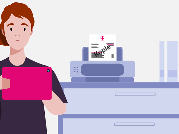 Eine Person nutzt ein Tablet, während im Hintergrund ein Drucker eine Telekom‑Rechnungskopie ausgibt.