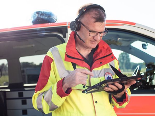 Notarzt mit Headset und Tablet für FTI Ambulance Video Assist