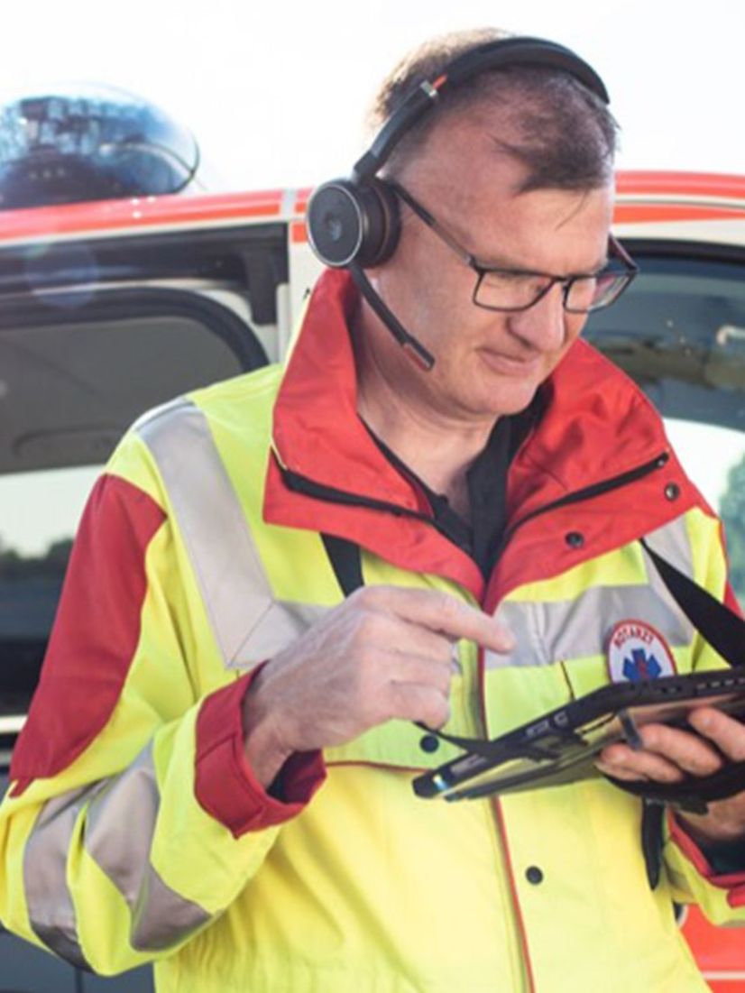Notarzt mit Headset und Tablet für FTI Ambulance Video Assist