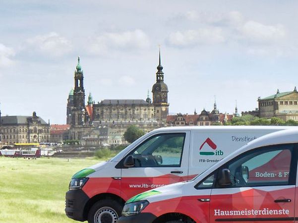 ITB Dresden Firmenfahrzeuge auf den Elbwiesen vor der Stadtkulisse Dresdens