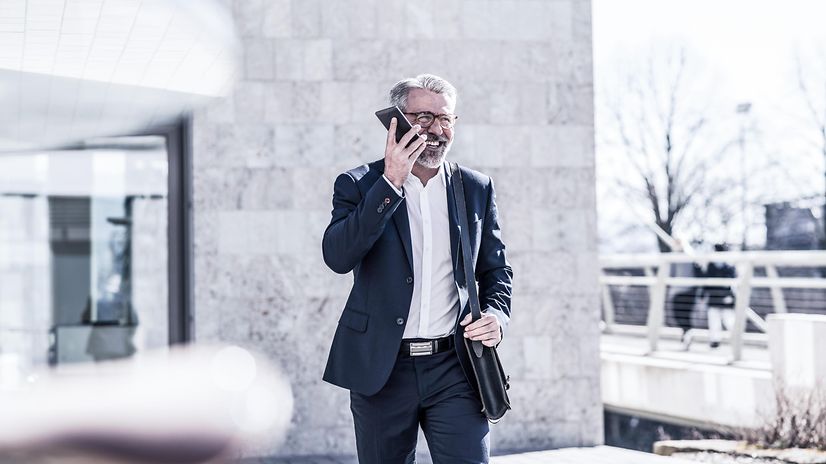 Ein Mann ist draußen am telefonieren.